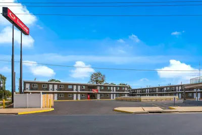 Photo 2 - Econo Lodge Gretna - New Orleans