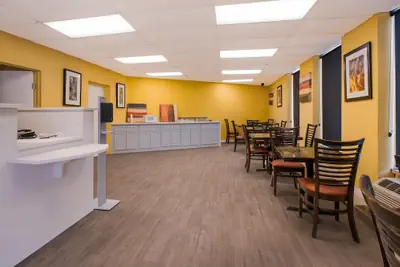 Photo 3 - Econo Lodge Gretna - New Orleans
