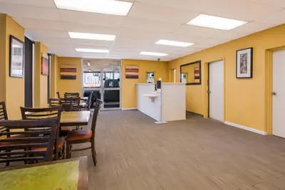 Photo 5 - Econo Lodge Gretna - New Orleans