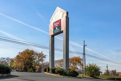 Photo 2 - HomeTowne Studios by Red Roof Lancaster