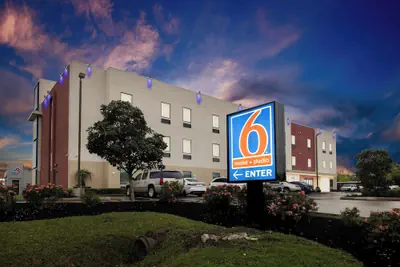 Photo 2 - Studio 6 Suites Texas City, Tx – I-45 South
