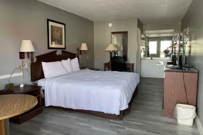 Photo 5 - COVERED BRIDGE INN & SUITES