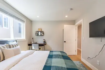 Photo 2 - Lux Apartment on hill close to SF