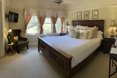 Photo 4 - The Inn on Knowles Hill
