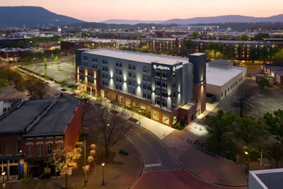 Photo 2 - La Quinta Inn & Suites by Wyndham Chattanooga Downtown/South