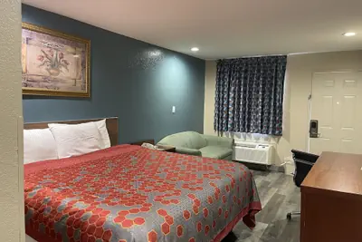 Photo 4 - Deluxe Inn