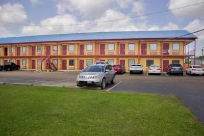 Photo 2 - Deluxe Inn