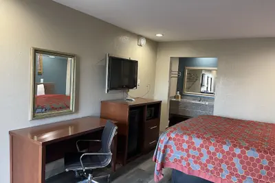 Photo 5 - Deluxe Inn