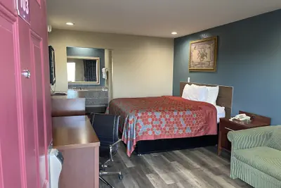 Photo 3 - Deluxe Inn