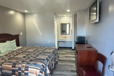 Photo 4 - Sky Inn Hotel