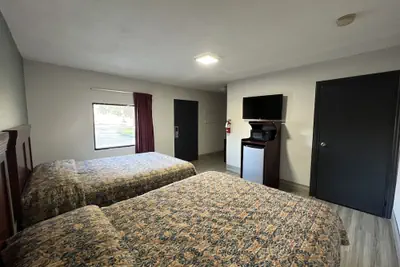 Photo 3 - La Familia Stay Inn