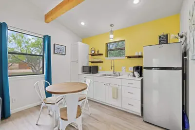 Photo 4 - Bluebonnet Waterfront Cottage With Hot Tub