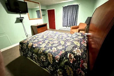 Photo 4 - Your Motel