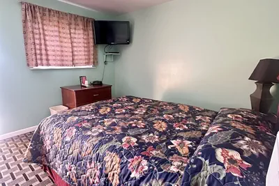 Photo 3 - Your Motel