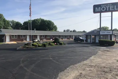 Photo 2 - Dav-Ed Motel