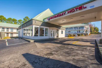 Photo 5 - Economy Hotel Forest Park