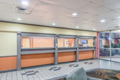 Photo 4 - Economy Hotel Memphis