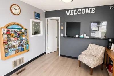 Photo 4 - Royal Gateway Motel