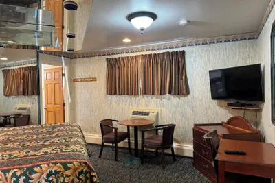 Photo 4 - Royal Motel