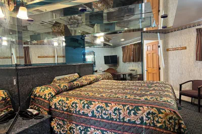 Photo 2 - Royal Motel