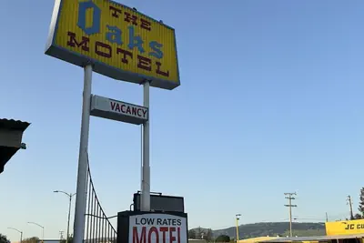 Photo 2 - The Oaks Motel
