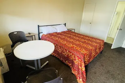 Photo 3 - The Oaks Motel