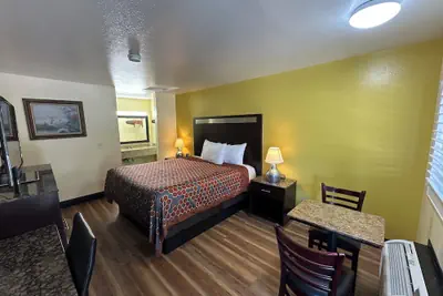 Photo 2 - Crossroads Inn - Downtown Sacramento