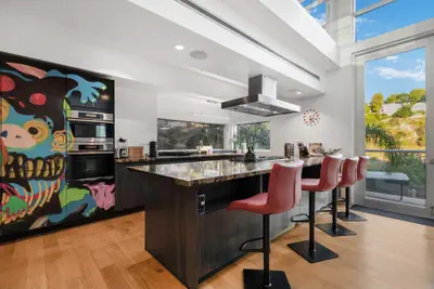 Photo 5 - The Gallery by Avantstay Luxe Hollywood Artists Home + Pool, Private Elevator
