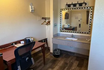 Photo 4 - Stay Inn by OYO Near I 80 Lincoln West