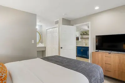 Photo 4 - Chic Condo Retreat in Central Buckhead Atlanta