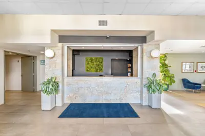 Photo 4 - Uptown Inn by Vantaggio - Limited Service Apart-Hotel