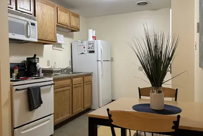 Photo 2 - 2 Bedroom 2 Bath Downtown Sleeps Six Walkable
