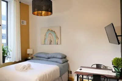 Photo 2 - Central Downtown Queen Bed Walk to all Venues