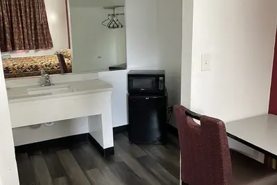 Photo 4 - Budget Inn - Elizabeth, NJ