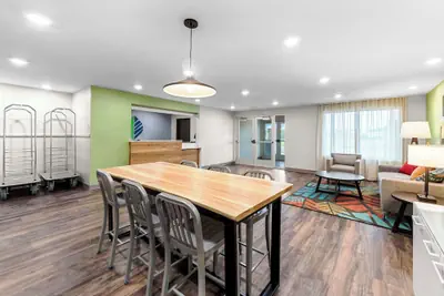 Photo 4 - Woodspring Suites Kansas City Airport