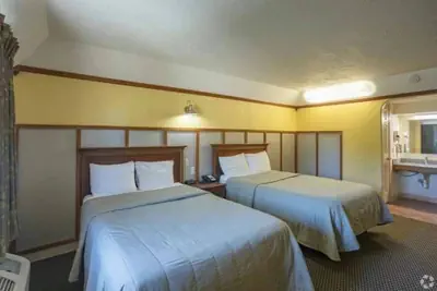 Photo 3 - Econo Lodge