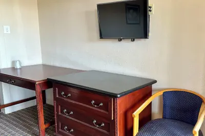 Photo 5 - Regency Inn Fresno