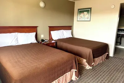Photo 3 - Regency Inn Fresno
