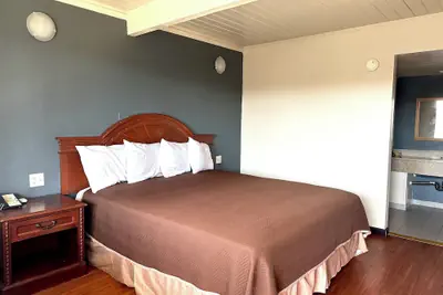 Photo 2 - Regency Inn Fresno
