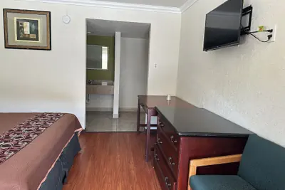 Photo 4 - Regency Inn Fresno