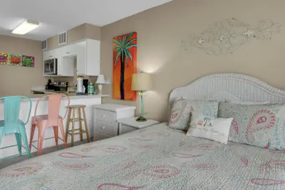 Photo 3 - 2 Minutes To The Beach & Dog Friendly - Sleeps 4