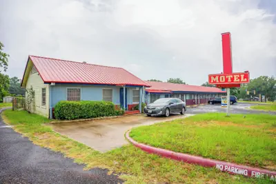 Photo 2 - Budget Inn By OYO Palestine Tx Hwy 79