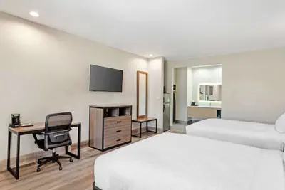Photo 5 - Clarion Pointe Spring - Houston North