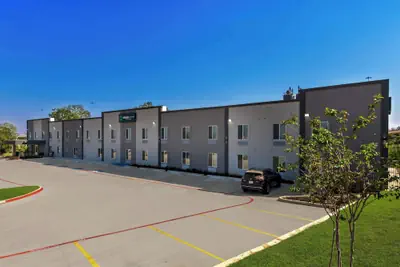 Photo 2 - Clarion Pointe Fort Worth East - Arlington