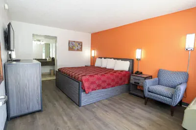 Photo 4 - Express Inn
