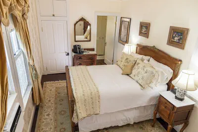 Photo 3 - Weaverville Hotel