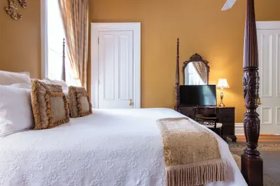 Photo 2 - DuPont Mansion Bed & Breakfast
