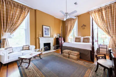 Photo 5 - DuPont Mansion Bed & Breakfast