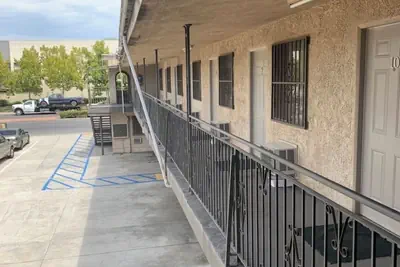 Photo 2 - Hi Rise Motel