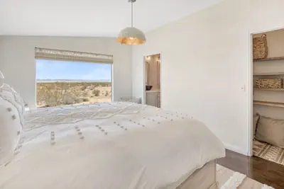 Photo 5 - Desert Moon - Serene Desert Views & Design 3 Bedroom Home by RedAwning
